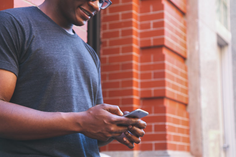 Tu mets dans ton panier ou tu swipes ? Chronique sur les sites de rencontres